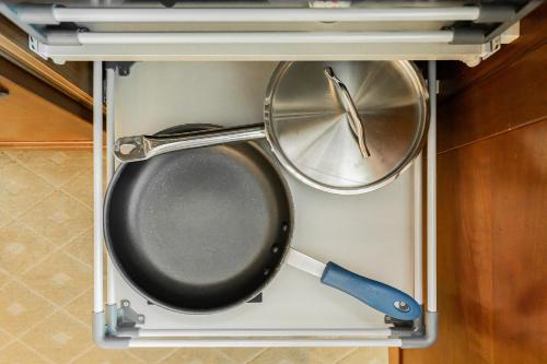 a pan and utensils in a drawer in a kitchen at MGM Signature, Centrally Located, Strip Views NO RESORT FEE in Las Vegas