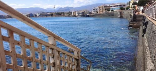 uma vista para um rio a partir de uma ponte em Casa Mar Azul em Arinaga