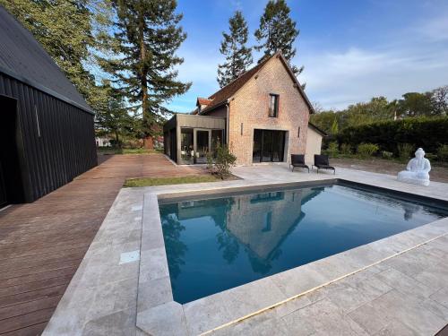 - une piscine dans l'arrière-cour d'une maison dans l'établissement Domaine Oranga, un design élégant au luxe épuré près des Châteaux de la Loire, à Lanthenay