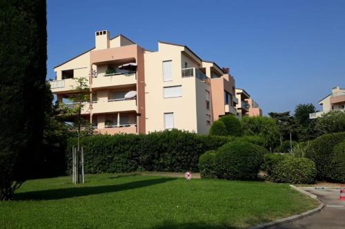 un grand immeuble d'appartements avec une pelouse devant lui dans l'établissement LA BADINE Appartement for 4 By Sunset, à Antibes