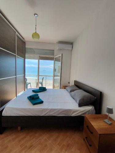 Llit o llits en una habitació de Seaview Vlora