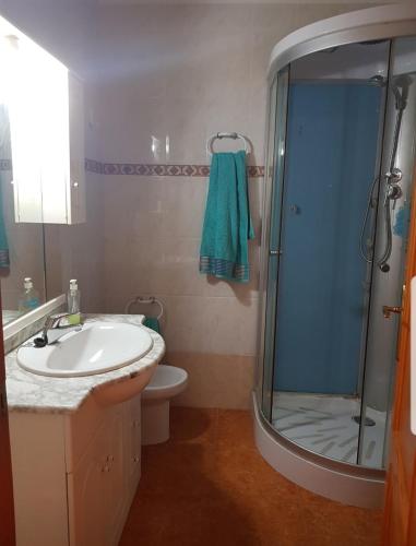 a bathroom with a sink and a shower and a toilet at Apartamento daimus in Daimuz