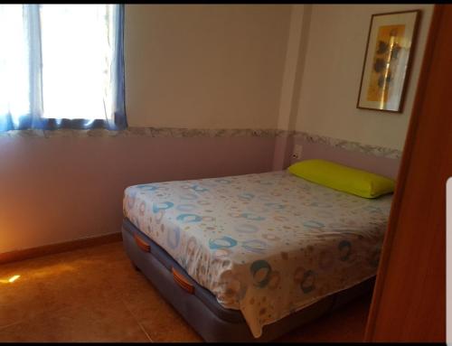 a small bed in a room with a window at Apartamento daimus in Daimuz
