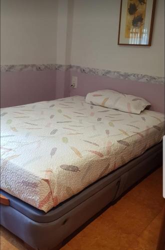 a bed sitting in a room with at Apartamento daimus in Daimuz