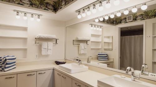 uma casa de banho com 2 lavatórios e um espelho grande em Longboat Bay Club em Longboat Key