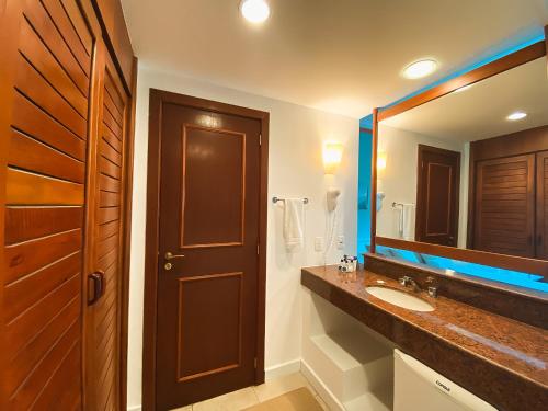 a bathroom with a sink and a mirror at Villa Itaipava Resort & Conventions in Itaipava