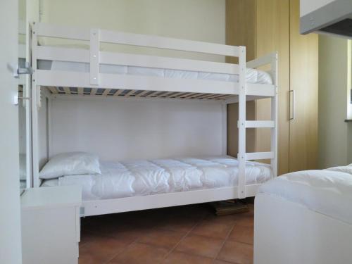 Ein Etagenbett oder Etagenbetten in einem Zimmer der Unterkunft La Boita - 5 ospiti in Intero appartamento con vista Castello