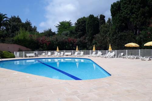 une piscine avec chaises et parasols dans l'établissement LA BADINE Studio for 2 By Sunset, à Antibes