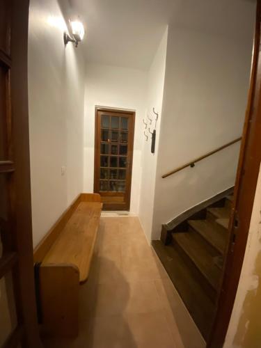 una escalera con un banco de madera en una habitación en Maison 2 minute de la place de la republique en Limoux