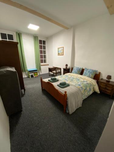1 dormitorio con 1 cama y 1 silla en Maison 2 minute de la place de la republique en Limoux
