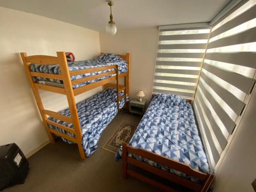 Katil dua tingkat atau katil-katil dua tingkat dalam bilik di Departamento vista al mar