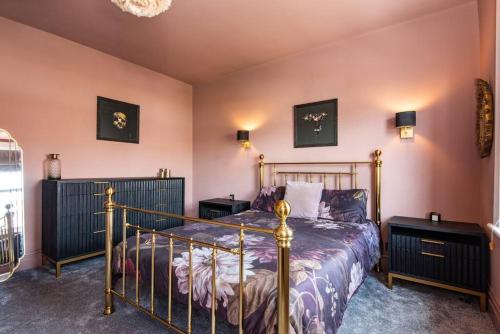 1 dormitorio con 1 cama y 2 mesitas de noche en Newly renovated Victorian house with free parking en Portslade