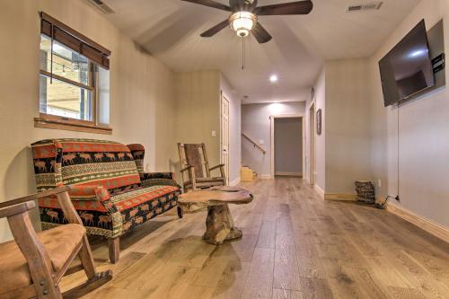 Μια τηλεόραση ή/και κέντρο ψυχαγωγίας στο Marshall Home with Mountain View, 5 Mi to Downtown!