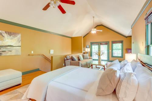 1 dormitorio con 1 cama blanca grande en una habitación en Riverfront Hayesville Retreat Fishing and Kayaking!, en Hayesville