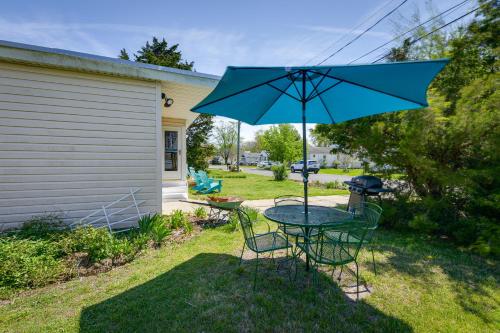 Zahrada ubytování New Jersey Cottage with Grill - Short Walk to Beach!