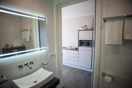 A bathroom at Hof van Alexander Boutiquehotel