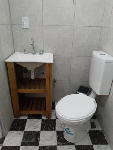 Un baño con un inodoro blanco y un lavabo. en Departamento Marques, en Santa Rosa