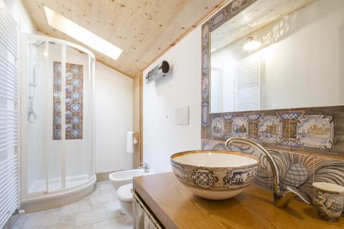 a bathroom with a bowl sink and a shower at Casa Ursic Scrittore in Grimacco
