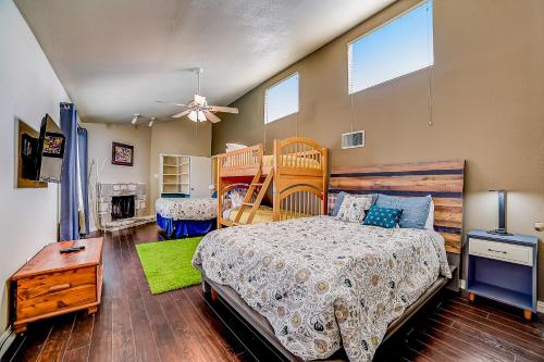 a bedroom with a bed and bunk beds in it at Sunny Oasis in San Antonio
