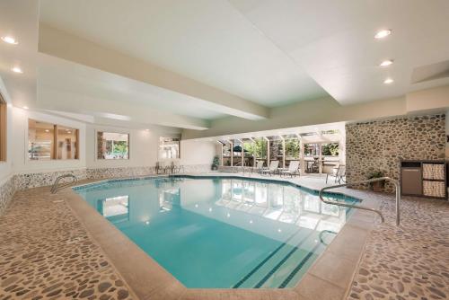 a large swimming pool in a hotel at Best Western Plus Kentwood Lodge in Sun Valley