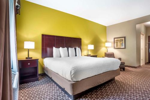 Best Western Plus Chalmette Hotelにあるベッド