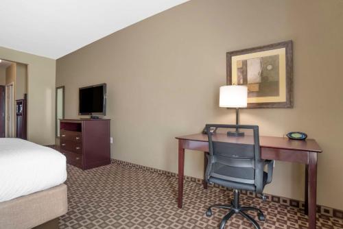 Best Western Plus Chalmette Hotelにあるテレビまたはエンターテインメントセンター