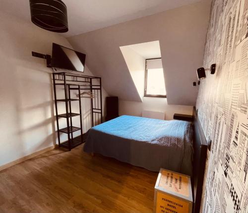 ein Schlafzimmer mit einem Bett und einem Bücherregal in der Unterkunft Le Clos Robinson in Martin-Église