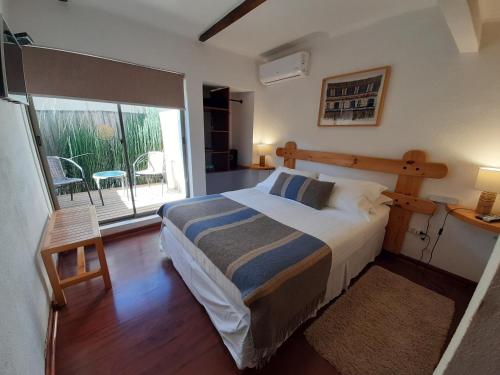 a bedroom with a bed and a large window at Casa Calfu in Santa Cruz