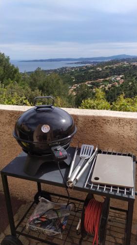 - un grill assis au-dessus d'une table dans l'établissement les issambres, appt 4 personnes, vue mer golf st tropez, aux Issambres