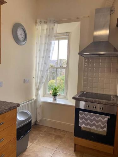 uma cozinha com um fogão e uma janela em Stewarts House em Newtownstewart