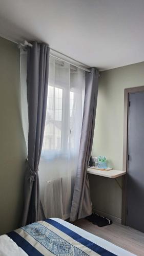une chambre avec un lit et une fenêtre avec des rideaux dans l'établissement Chambre pour 2 personnes à Bondy dans la banlieue parisienne, à Bondy