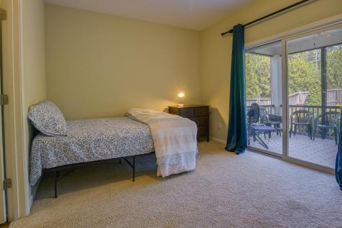 - une chambre avec un lit, une chaise et un balcon dans l'établissement Sunny Apex Vacation Rental with Pool Access!, à Apex