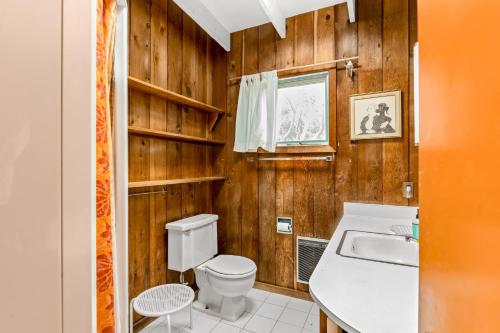 a bathroom with a toilet and a sink at Casa de Zeus in Ocean Bay Park