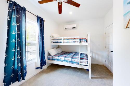 Bunk bed o mga bunk bed sa kuwarto sa 21 Rehoboth Beach House --- 20494 Coastal Highway, Unit #21