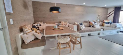 Χώρος καθιστικού στο Cedarwood Apartments