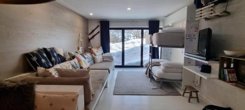 Χώρος καθιστικού στο Cedarwood Apartments