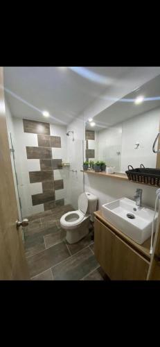 La salle de bains est pourvue de toilettes et d'un lavabo. dans l'établissement Apartamento amplio y confortable, à Medellín