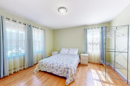 1 dormitorio con 1 cama y ventanas grandes en Blue Jay, en Castine