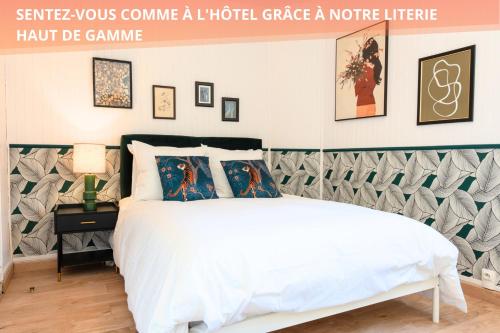 een slaapkamer met een bed en een bord met uitzicht op de sesam bij Appartement T3 63m2 - L'Atypique et son Jardin de 350m2 au cœur de Digne in Digne-les-Bains