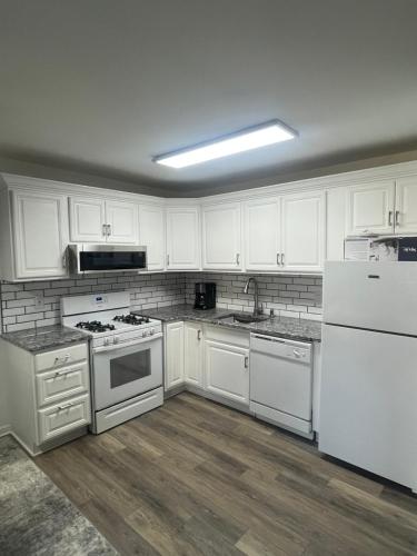 Η κουζίνα ή μικρή κουζίνα στο Crystal Sands Apartments