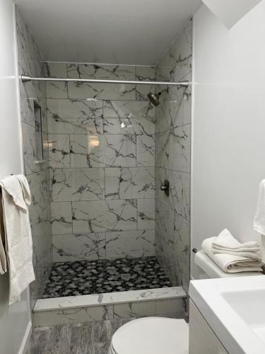 Ένα μπάνιο στο Crystal Sands Apartments