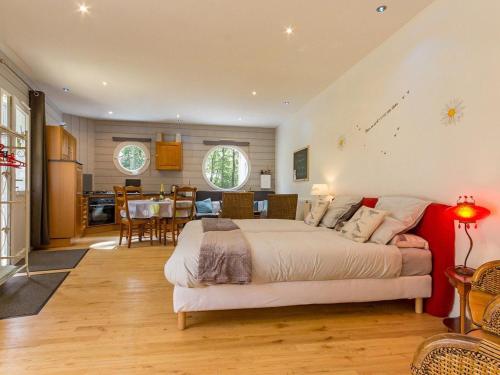 - une chambre avec un grand lit et une salle à manger dans l'établissement Évasion Marine : Studio avec Jardin Privé, Terrasse et Accès Direct au Canal de Nantes à Brest - FR-1-306-835, à Plessé