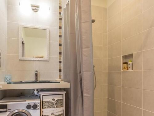 y baño con ducha, lavamanos y ducha. en Gîte Plesse, 1 pièce, 2 personnes - FR-1-306-835 en Plessé