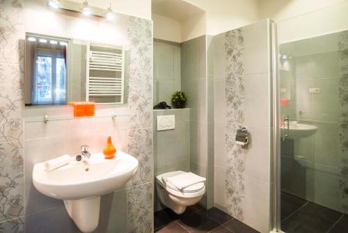 ein Bad mit einem Waschbecken, einem WC und einer Dusche in der Unterkunft Budapest Rooms Bed and Breakfast in Budapest