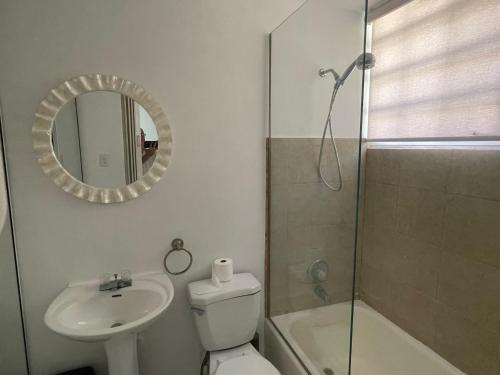 Ένα μπάνιο στο CasaMar House Whit Pool 3 Bedrooms 3 Bathrooms