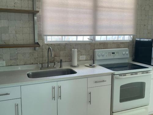 Η κουζίνα ή μικρή κουζίνα στο CasaMar House Whit Pool 3 Bedrooms 3 Bathrooms