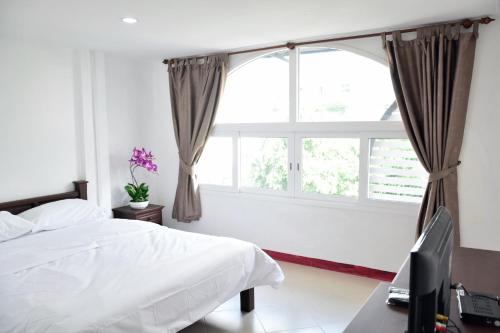 1 dormitorio con cama y ventana en Seedling House, en Pattaya central