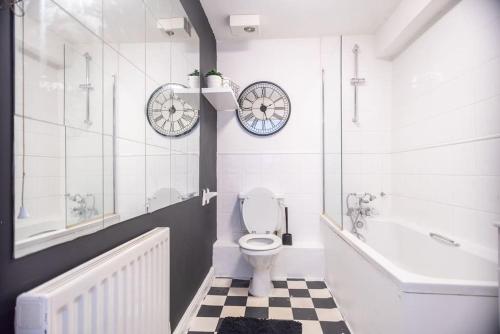 Spacious 1 Bed- Nunhead/Peckham-sleeps 4 في لندن: حمام مع مرحاض وحوض استحمام ومغسلة