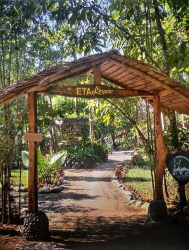 ETALAUSER Jungle Gate EcoResort Bukit Lawangにある庭