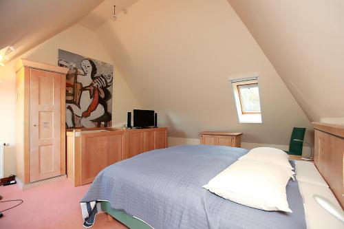 - une chambre avec un lit et une télévision dans l'établissement Haus Kranich App 426, à Neuhaus